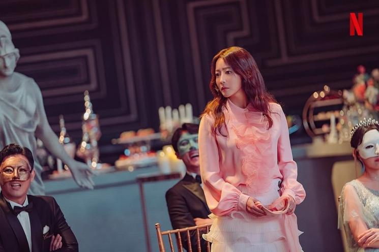 Pesona Kim Hee Sun di Remarriage and Desires (Instagram/@theswoonnetflix)