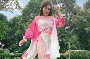 8 Gaya Kondangan Syahnaz Sadiqah, Terbaru di Pernikahan Adinda Azani