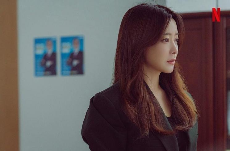 Pesona Kim Hee Sun di Remarriage and Desires (Instagram/@theswoonnetflix)