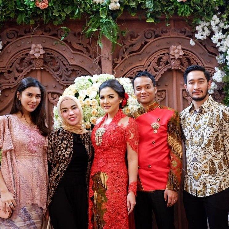 Gaya kondangan Syahnaz Sadiqah (Instagram/@syahnazs)