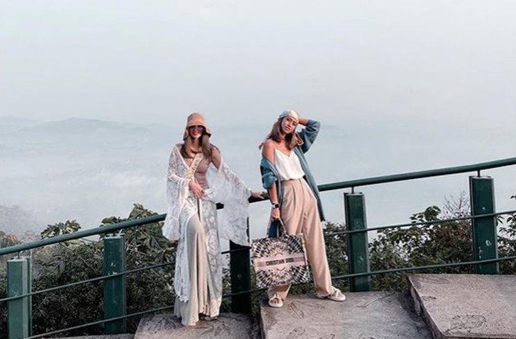 Potret Liburan Nia Ramadhani di Borobudur. (Instagram/@ramadhaniabakrie)