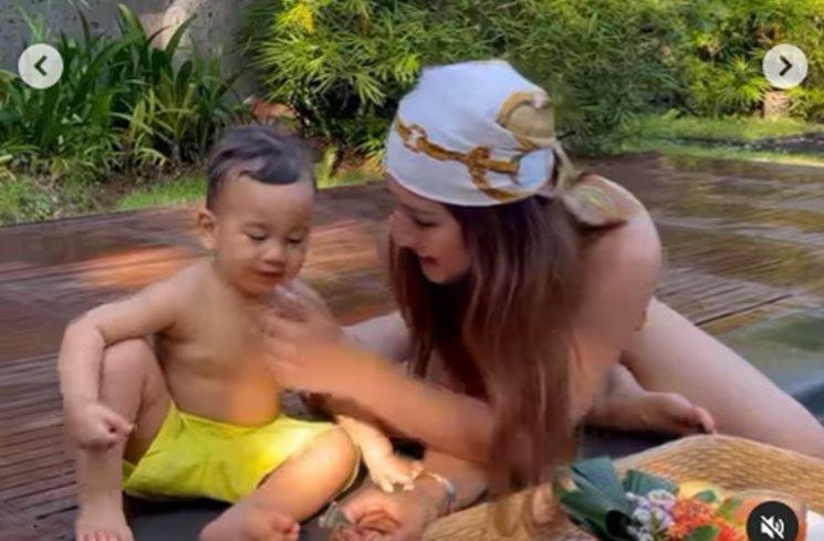 Potret Louise Anastasya Berbikini di Bali. (Instagram/@louiseans)