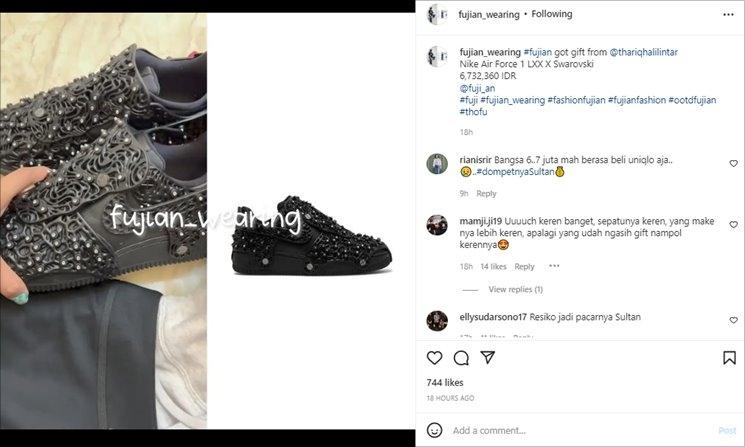 Fuji dapat sepatu bertabur kristal dari Thariq Halilintar. (Instagram/@fujian_wearing)