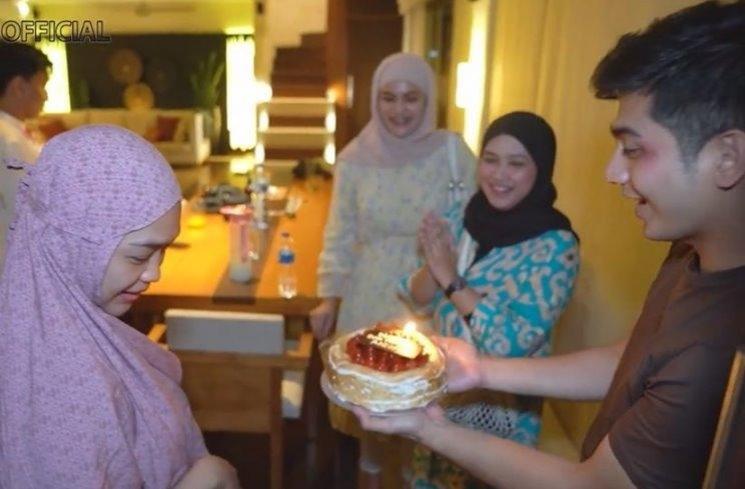 Momen Ulang Tahun ke-27 Ria Ricis. (YouTube/Ricis Official)