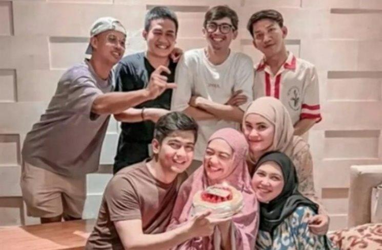 Momen Ulang Tahun ke-27 Ria Ricis. (YouTube/Ricis Official)
