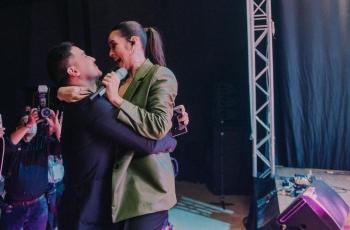 6 Aksi Romantis Hamish Daud Datangi Konser Raisa, Beri Pelukan Manis dan Bunga