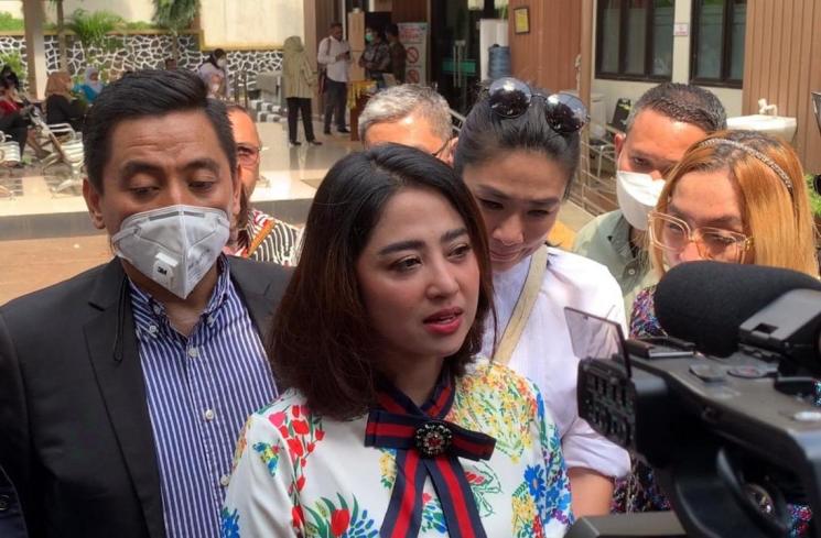Dewi Perssik usai sidang mediasi. (MataMata.com/Adiyoga Priyambodo)