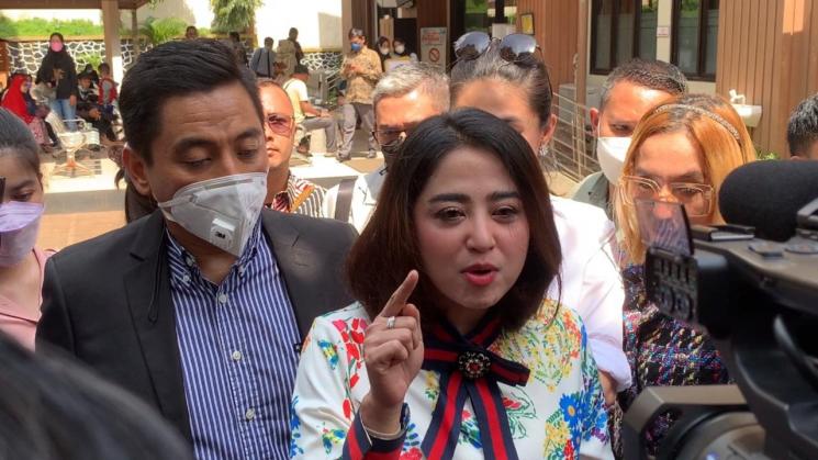 Dewi Perssik usai sidang mediasi. (MataMata.com/Adiyoga Priyambodo)