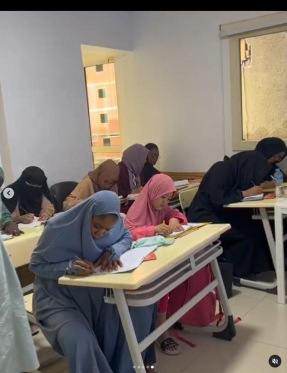 Potret Maryam anak Oki Setiana Dewi sekolah di Mesir. (Instagram/okisetianadewi)