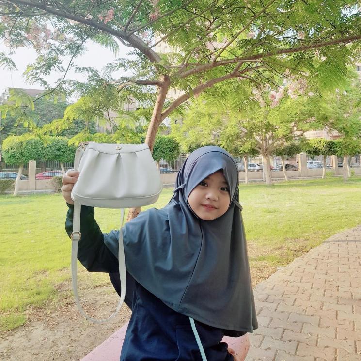 Potret Maryam anak Oki Setiana Dewi sekolah di Mesir. (Instagram/okisetianadewi)