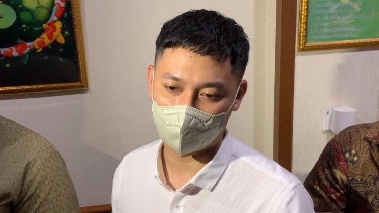 Suami Dewi Perssik, Angga Wijaya di PA Jakarta Selatan. (MataMata.com/Adiyoga Priyambodo)
