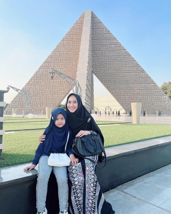 Potret Maryam anak Oki Setiana Dewi sekolah di Mesir. (Instagram/okisetianadewi)