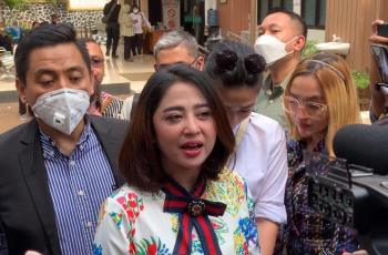 Ibu Dewi Perssik Ogah Buru-Buru Damai dengan Haters yang Hina Putrinya, Kenapa?