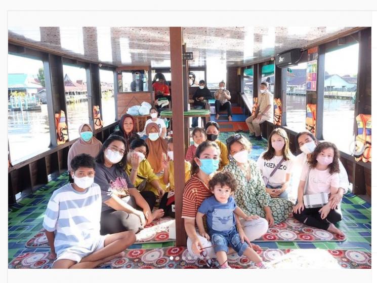 Momen Ussy dan Keluarga Besar Mantan Suami (Istagram/@ussypratama)