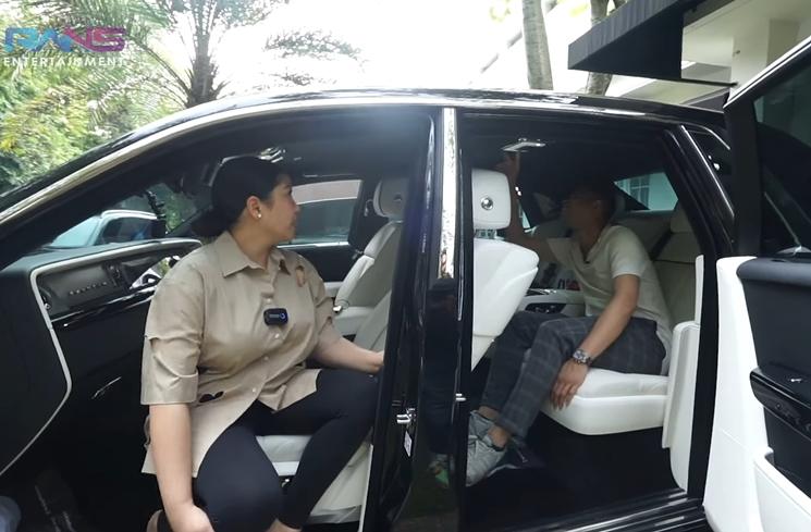 Potret Nagita Slavina Pamer Mobil Rolls-Royce Phantom (YouTube Rans Entertainment)