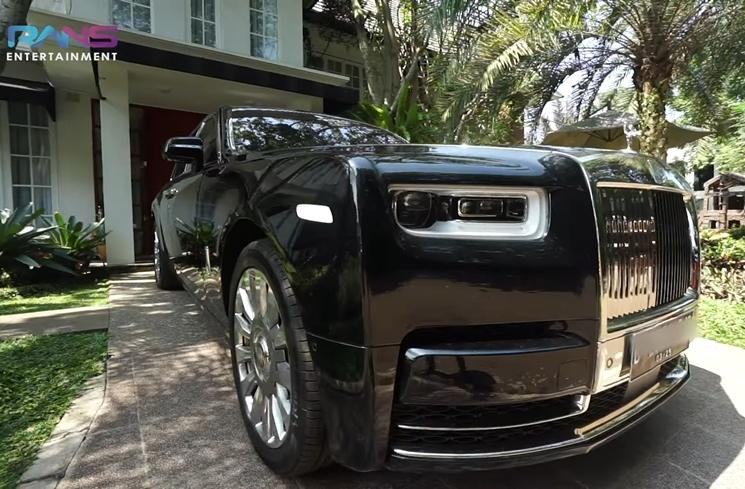 Potret Nagita Slavina Pamer Mobil Rolls-Royce Phantom (YouTube Rans Entertainment)