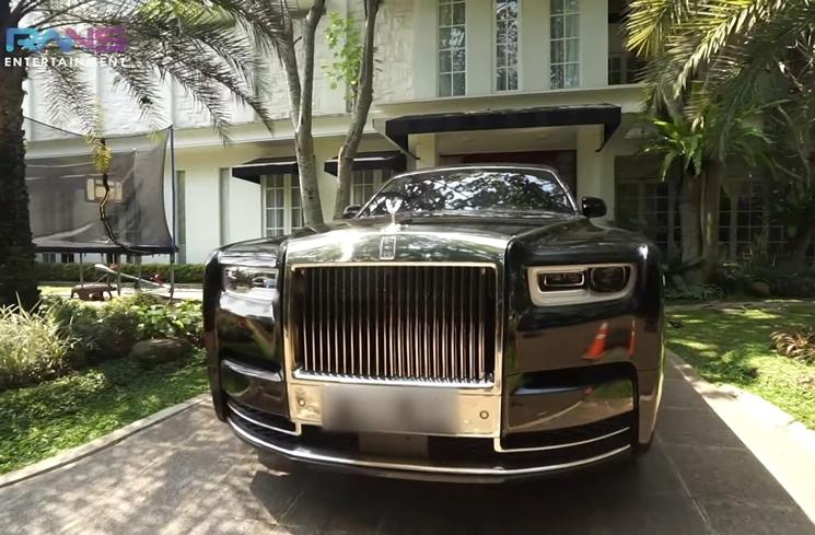 Potret Nagita Slavina Pamer Mobil Rolls-Royce Phantom (YouTube Rans Entertainment)