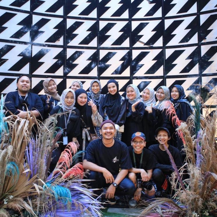 Artis Doyan Traktir Karyawan. (Instagram/zaskiasungkar15)