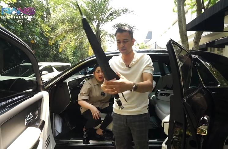 Potret Nagita Slavina Pamer Mobil Rolls-Royce Phantom (YouTube Rans Entertainment)