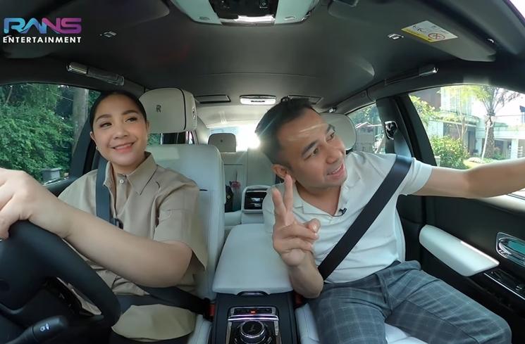 Potret Nagita Slavina Pamer Mobil Rolls-Royce Phantom (YouTube Rans Entertainment)