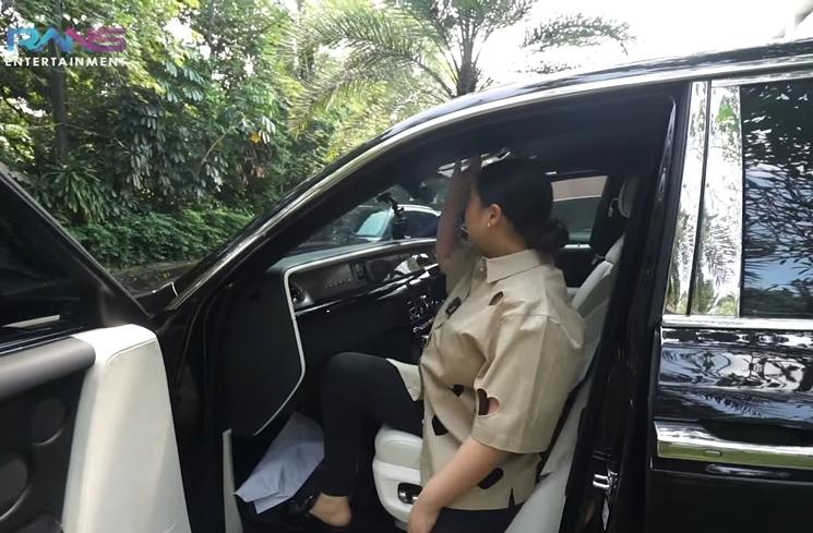Potret Nagita Slavina Pamer Mobil Rolls-Royce Phantom (YouTube Rans Entertainment)