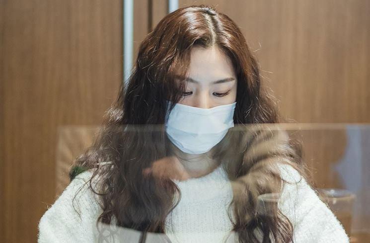 Adu Gaya Seo Ji Hye di Kiss Sixth Sense dan Adamas (Instagram/@tvn_drama)