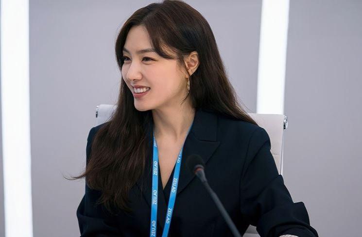 Adu Gaya Seo Ji Hye di Kiss Sixth Sense dan Adamas (Instagram/@disneypluskr)