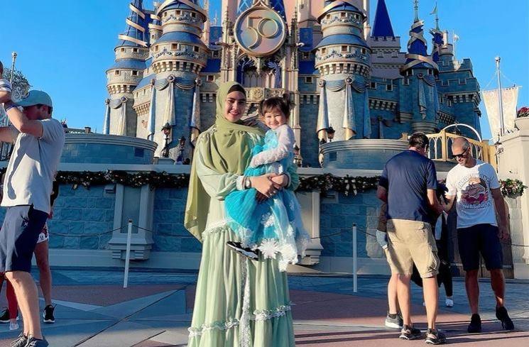 Potret artis liburan di Disney World Orlando (Instagram/@kartikaputriworld)