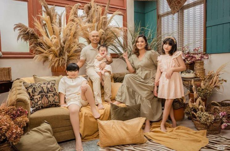 Pemotretan keluarga Wendy Cagur (Instagram/@riomotret)