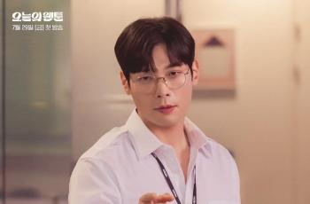 9 Potret Choi Daniel di Today's Webtoon, Editor dan Mentor Kim Sejeong yang Bisa Diandalkan