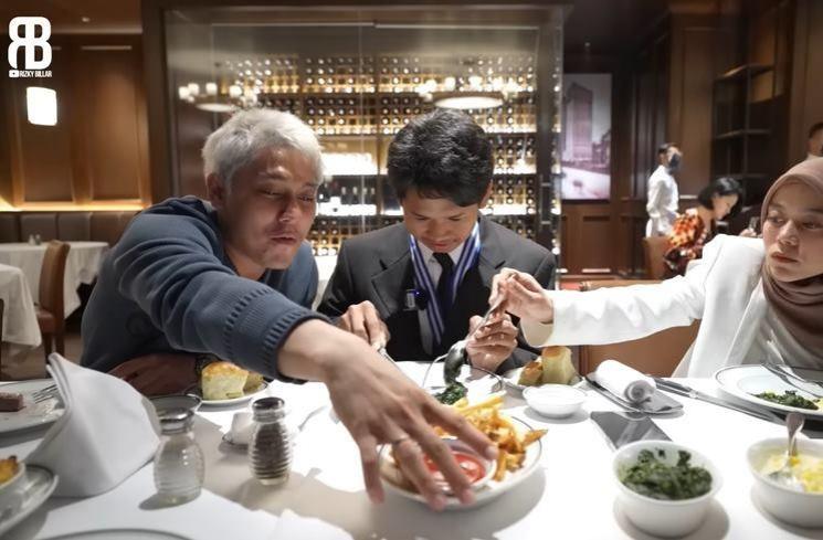 Momen Rizky Billar traktir karyawan makan di restoran mewah (YouTube/Rizky Billar)