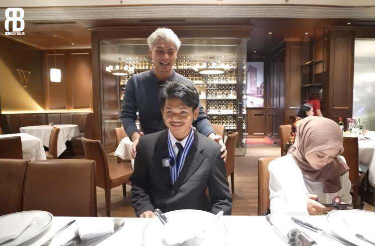 Momen Rizky Billar traktir karyawan makan di restoran mewah (YouTube/Rizky Billar)