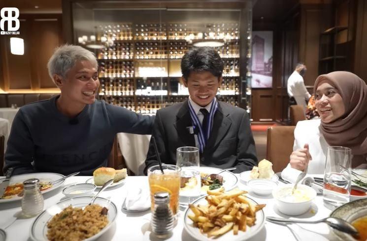 Momen Rizky Billar traktir karyawan makan di restoran mewah (YouTube/Rizky Billar)