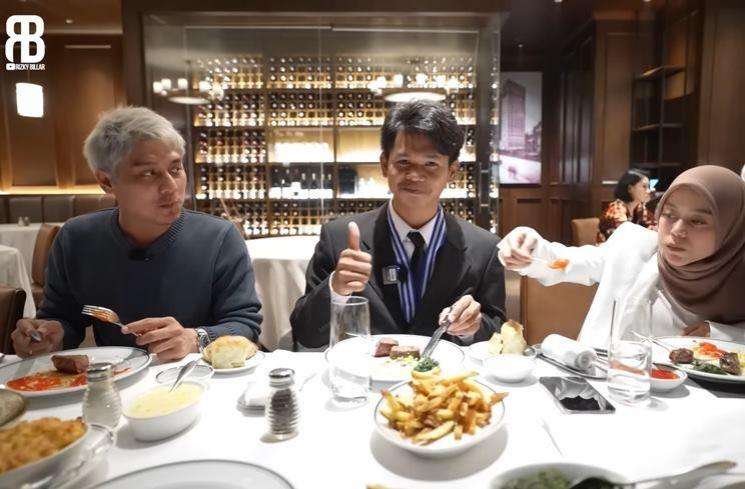 Momen Rizky Billar traktir karyawan makan di restoran mewah (YouTube/Rizky Billar)