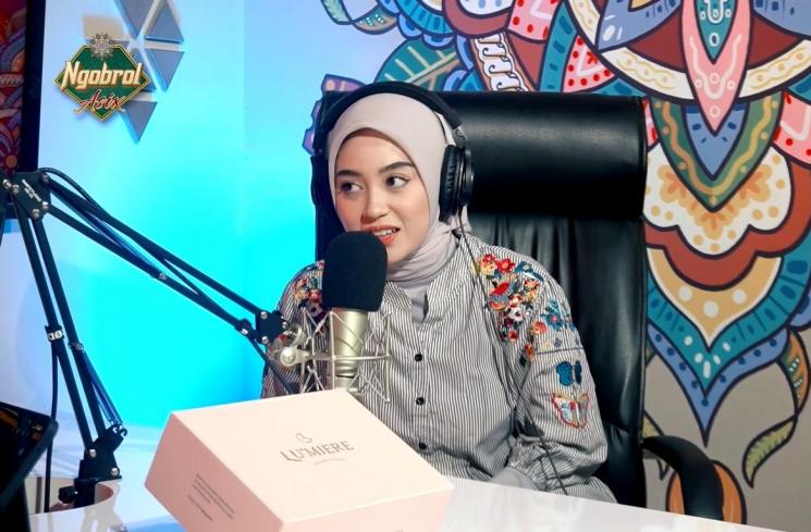 Nabilah Ayu bongkar fakta soal ciumannya dengan Herjunot Ali. (YouTube/Ngobrol Asix)