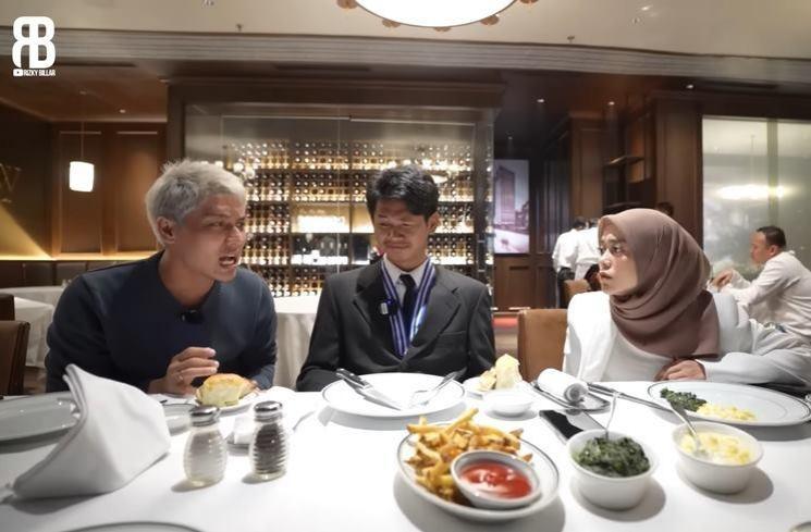 Momen Rizky Billar traktir karyawan makan di restoran mewah (YouTube/Rizky Billar)
