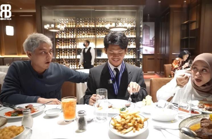 Momen Rizky Billar traktir karyawan makan di restoran mewah (YouTube/Rizky Billar)