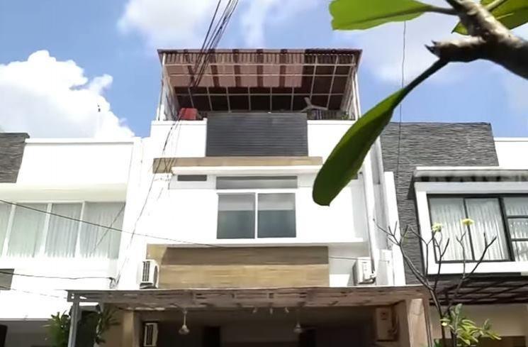 Rumah Kiki Fatmala. (YouTube/TRANS7 OFFICIAL)