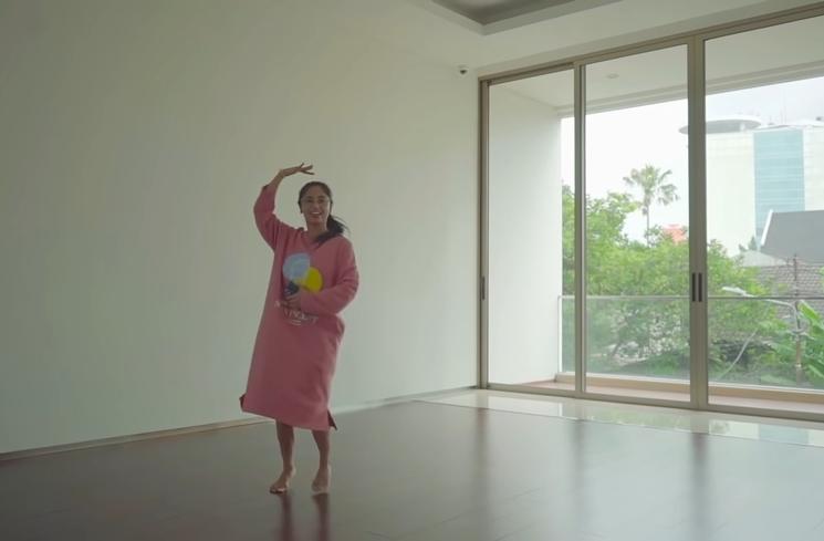 Rumah Dewi Perssik yang Harganya Rp 30 Miliar (YouTube DEWI PERSSIK)