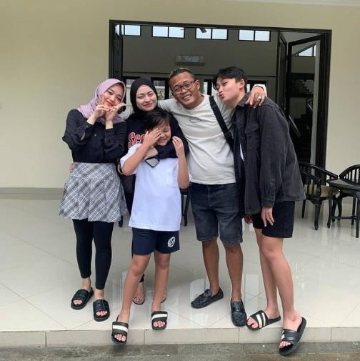 Kedekatan Nathalie Holscher dan Anak Sambung. (Instagram/ferdinan_sule)