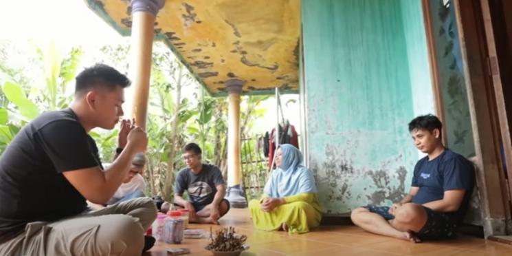 Potret Rumah Ponari Si Dukun Cilik. (YouTube/ Ric Snt)