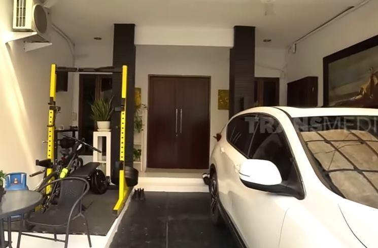 Rumah Kiki Fatmala. (YouTube/TRANS7 OFFICIAL)
