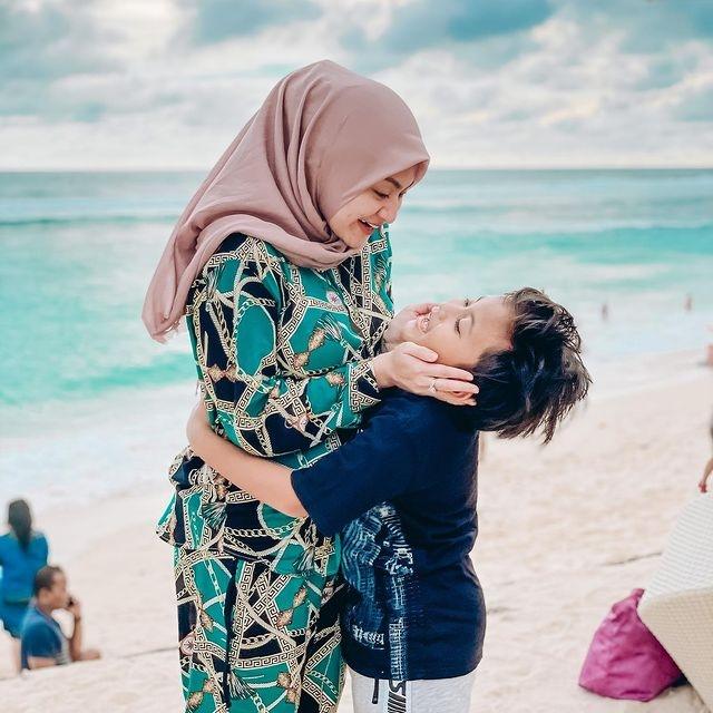 Kedekatan Nathalie Holscher dan Anak Sambung. (Instagram/nathalieholscher)