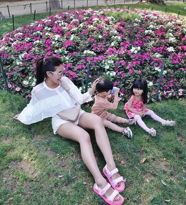 Momen Keluarga Syahnaz Sadiqah Liburan di Paris. (Instagram/syahnazs)