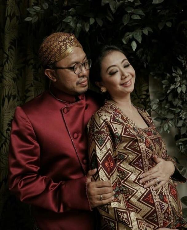 Artis pemotretan kehamilan pakai adat Jawa. (Instagram/@asri_welas)