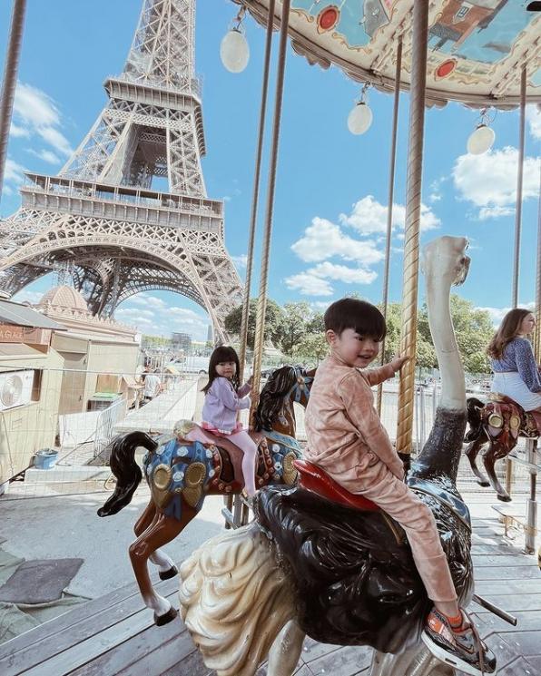 Momen Keluarga Syahnaz Sadiqah Liburan di Paris. (Instagram/syahnazs)