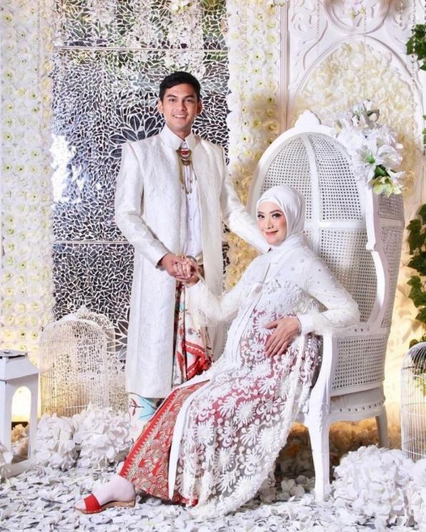 Artis pemotretan kehamilan pakai adat Jawa. (Instagram/@adhityaputri)