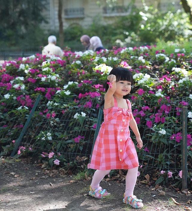 Momen Keluarga Syahnaz Sadiqah Liburan di Paris. (Instagram/syahnazs)