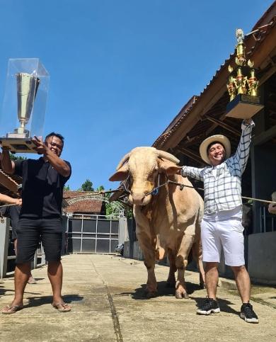 Momen Irfan Hakim Kurban Sapi Terbesar di Indonesia. (Instagram/irfanhakim75)