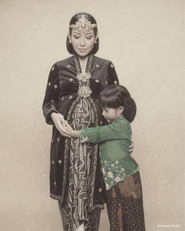 Artis pemotretan kehamilan pakai adat Jawa. (Instagram/@riomotret)